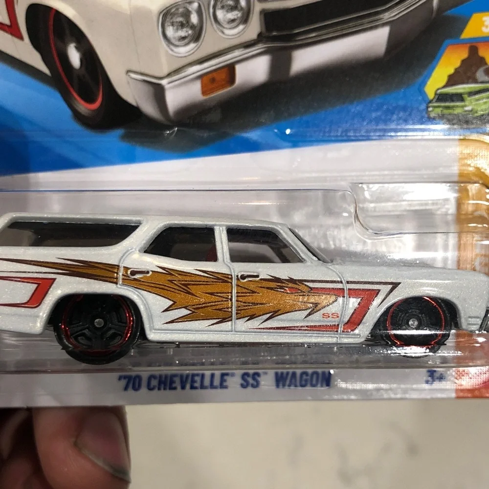 Mattel Hot Wheels '70 Chevelle SS Wagon - White and Red